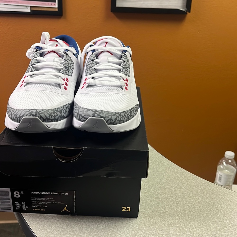 Jordan zoom tenacity